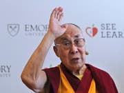 Liegt mit einer Infektion im Spital in Indien: der Dalai Lama, das geistliche Oberhaupt der Tibeter. (Bild: KEYSTONE/AP/MANISH SWARUP)