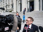 Das Bundesgericht hat am Mittwoch zum ersten Mal in der Geschichte eine Volksabstimmung aufgehoben: CVP-Ständerat (SO) Pirmin Bischof, aus dessen Partei die betroffene Volksinitiative kam, zeigte sich vom Entscheid erfreut, aber auch überrascht. (Bild: KEYSTONE/JEAN-CHRISTOPHE BOTT)