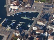 Der Junge fiel unbemerkt von seiner Mutter beim Hafen von Lachen ins Wasser, konnte aber von Passanten gerettet werden. (Bild: Keystone/ALESSANDRO DELLA BELLA)