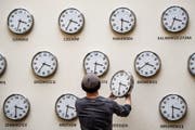 Dieser Mann muss für die Kunstausstellung in Polen einige Uhren auf Sommerzeit stellen. (Bild: Wojciech Pacewicz/Keystone (Lublin, 29. März 2019))