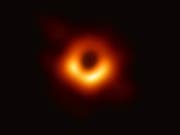 Die Aufnahme des Schwarzen Lochs in der Galaxie M87 stellt den ersten direkten visuellen Nachweis eines Schwarzen Lochs dar. (Bild: EHT Collaboration)
