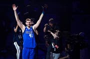 Winkt «Goodbye»: Basketballstar Dirk Nowitzki. (Bild: Larry W. Smith/EPA, Dallas, 9. April 2019)