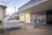 Die Einkaufwagen bleiben orange: Der Dorsin Marktet hat in Bruggen eine Filiale eröffnet. (Bild: Urs Bucher - 8. April 2019)