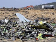 Trümmer auf einem Feld nach dem Absturz eines Boeing-Flugzeugs des Typs 737 Max 8 der Ethiopia Airlines nahe der Stadt Bishoftu in Äthiopien Mitte März 2019. (Bild: KEYSTONE/EPA/STRINGER)