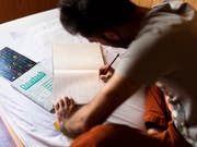 Bund und Kantone wollen die Integration von Personen mit Bleiberecht in den Arbeitsmarkt fördern. Flüchtlinge und vorläufig Aufgenommene sollen nach drei Jahren über Grundkenntnisse einer Landessprache verfügen. (Bild: KEYSTONE/GAETAN BALLY)