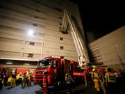 Feuerwehrleute im Einsatz gegen einen Brand im Bangkoker Einkaufskomplex Central Mall. (Bild: KEYSTONE/AP/SAKCHAI LALIT)