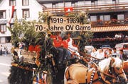 Umzugswagen 1989 «70 Jahre OV Gams» mit der Frauengruppe.