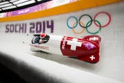 Schweiz 1 mit Pilot Beat Hefti und Hintermann Alex Baumann im Eiskanal von Sotschi. (KEYSTONE/Jean-Christophe Bott)