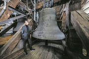 Loris Fabrizio Mainardi neben der 5 Tonnen schweren Theodulsglocke im Südturm der Hofkirche Luzern. (Bild: Philipp Schmidli, Luzern, 9. April 2019)