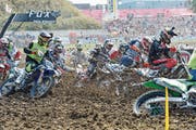 Die Fahrer der Motocross-Königsklasse MXGP kämpfen beim Rennen auf der provisorisch erbauten Anlage Schweizer Zucker in Niederwil um den schnellsten Weg durch eine Kurve. (Bild: Donato Caspari (19. August 2018))