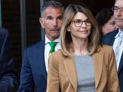 Im Uni-Betrugsskandal in den USA ist die Anklage gegen die Schauspielerin Lori Loughlin ausgeweitet worden: Sie umfasst nun Verschwörung zur Geldwäscherei und Verschwörung zum Betrug. (Bild: KEYSTONE/EPA/CJ GUNTHER)