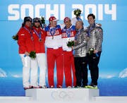 Das ursprüngliche olympische Podest von Sotschi: Beat Hefti and Alex Baumann, Alexander Subkov and Alexej Wojewoda, Steven Holcomb and Steven Langton (USA). Nun rücken die Schweizer in die Mitte. (AP Photo/David Goldman)