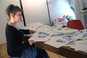Flüchtlinge auf Chios: Carole Isler breitet ihre zart farbenen Porträts in ihrem Atelier aus. (Bild: Dieter Langhart)
