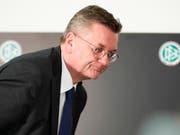 Reinhard Grindel gibt seine Ämter bei UEFA und FIFA ab (Bild: KEYSTONE/EPA/RONALD WITTEK)