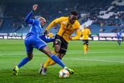 Luzerns Blessing Eleke (links) mit dem langen Bein gegen Ulisses Garcia von den Young Boys. (Bild: Martin Meienberger/Freshfocus, Luzern, 10. April 2019)