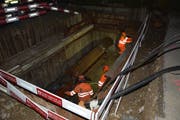 Die Arbeiten konnten in der Nacht von Dienstag auf Mittwoch ohne grössere Überraschungen erledigt werden. (Bild: Beat Lanzendorfer)