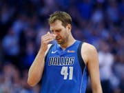 Tränen in den Augen: Der zurücktretende NBA-Star Dirk Nowitzki von den Dallas Mavericks. (Bild: KEYSTONE/AP The Dallas Morning News/VERNON BRYANT)
