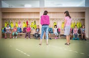 Zwei Lehrerinnen mit Schülern. (Bild: Andrea Stalder)