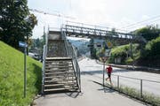 Die Fussgängerpasserelle über die Teufener Strasse wird bald abgebrochen. (Bild: Hanspeter Schiess - 2. September 2016)