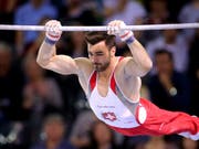 Finaleinzug verpasst: Der angeschlagene Oliver Hegi kann nach einem Sturz seinen EM-Titel am Reck nicht verteidigen (Bild: KEYSTONE/EPA/MIRCEA ROSCA)