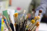Pinsel in allen Grössen und Varianten stehen zur Verfügung. (Bild: Mareycke Frehner)