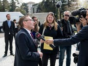 Der Solothurner CVP-Ständerat Pirmin Bischof nach dem Urteil des Bundesgerichts zu den Medien: «Ich freue mich unwahrscheinlich und es ist für mich eine echte Überraschung.» (Bild: KEYSTONE/JEAN-CHRISTOPHE BOTT)