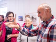 Fotograf Adrian Scherrer erklärte den Besucherinnen und Besuchern ausführlich Details zu den Bilderpaaren. (Bild: Sascha Erni)