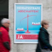 Ein Plakat der Befürworter der Volksinitiative zur Abschaffung der Heiratsstrafe, die im Februar 2016 ganz knapp unterlagen. (Bild: Peter Schneider, Keystone)