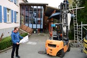 Reto Schubnell beobachtet den Beginn der Bauarbeiten am Primarschulhaus in Ottoberg. (Bild: Werner Lenzin)