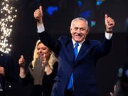 Zufriedener Ministerpräsident: Benjamin Netanjahu und seine Likud-Partei haben die Wahl in Israel nach Medienberichten deutlich gewonnen. (Bild: KEYSTONE/EPA/JIM HOLLANDER)
