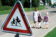 Eltern sollten ihre Kinder besser auf den Schulweg vorbereiten, finden die Interpellanten. (Bild: Dominic Favre/Keystone)