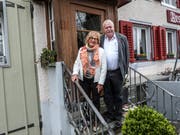 Wirtin Dorli Büchi und der Präsident von Gastro Thurgau, Ruedi Bartel, vor dem Restaurant Frohsinn in Anetswil. (Bild: Kurt Lichtensteiger)