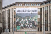Der FC St.Gallen macht in der ganzen Stadt auf seinen 140. Geburtstag aufmerksam. Am Dienstagmorgen wurde ein Plakat der Meistermannschaft 1904 an der Hauptfiliale der St.Galler Kantonalbank angebracht. (Bild: Urs Bucher - 9. April 2019)