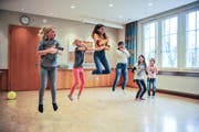 Die Tanzgruppe der Musicalproduktion feilt an ihrer Choreografie. (Bild: Olaf Kühne)