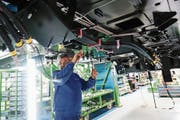 Verkabelungsarbeiten im spanischen Werk des Schienenfahrzeugbauers Stadler. (Bild: Pau Barrena/Bloomberg (Valencia, 22. November 2016))