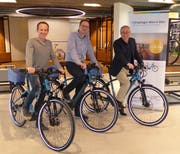Reto Meyer, Tour de Suisse, Stefan Maissen, Rent a Bike und Stadtrat Thomas Beringer präsentieren die neuen Chrüzlinger Miet-E-Bikes. (Bild: PD)