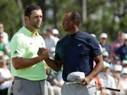 Shakehands nach der ersten Runde: Tiger Woods und der aufstrebende Spanier Jon Rahm (Bild: KEYSTONE/AP/MARCIO JOSE SANCHEZ)