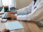 Von der Pharmaindustrie fliessen hohe Millionenbeträge an Ärzte und Spitäler. (Bild: KEYSTONE/CHRISTIAN BEUTLER)