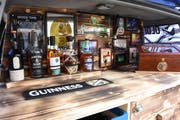 Die selbst gebaute Bar im Kofferraum ist das Markenzeichen des Teams Slàinte, was aus dem Irischen übersetzt so viel wie Prost heisst. (Bild: Urs M. Hemm)
