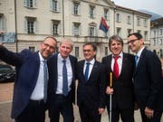 Ein Selfie der neuen Tessiner Regierung zur konstituierenden Sitzung: Von links Norman Gobbi (Lega), Claudio Zali (Lega), Christian Vitta (FDP), Manuele Bertoli (SP) und der neue CVP-Staatsrat Raffaele De Rosa. (Bild: KEYSTONE/TI-PRESS/SAMUEL GOLAY)