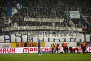 FCL-Anhänger warfen aus Protest über die Anspielzeit Eier auf das Spielfeld. (Bild: Boris Bürgisser, Luzern, 11. April 2019)