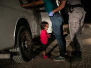 Dieses Foto des weinenden Flüchtlingskindes an der Grenze der USA von US-Fotograf John Moore hat die Jury überzeugt: Es ist das Weltpresse-Foto des Jahres 2018. (Bild: KEYSTONE/EPA WORLD PRESS PHOTO/JOHN MOORE / GETTY IMAGES / HANDO)