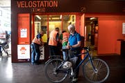 Die bewachte Velostation am Bahnhof Luzern wird von der Caritas im Auftrag der Stadt betrieben. (Bild: Nadia Schärli, 2. Juni 2017)