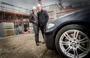 Beatice und Andreas Bickel vor dem Neubau an der Dunantstrasse. (Bild: Andrea Stalder)