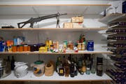 Das Sturmgewehr 90 steht in der Vorratskammer eines Schweizer Haushalts. (KEYSTONE/Martin Ruetschi)
