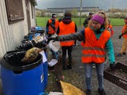 Die Oberstufenschüler staunen über die Menge des gesammelten Abfalls. (Bild: PD)