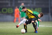 Kein Vorbeikommen: Red-Star-Verteidiger Benziar Salim schirmt den Ball gegen St.Gallens Christian Witzig ab. Bild: Urs Bucher