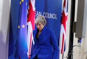 Die britische Premierministerin Theresa May verlässt das Podium nach der Pressekonferenz zum Ergebnis des EU-Gipfels. (Bild: Keystone/Alastair Grant, Brüssel, 11. April 2019)