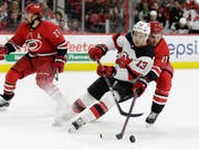 Nico Hischier (vorne) dürfte an der WM für die Schweiz über das Eis kurven (Bild: KEYSTONE/AP/GERRY BROOME)