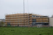 Das Gerüst steht, das Gebäude auch: Läuft alles planmässig, wird die neue Turnhalle ab Ende September offen sein. Bild: Nicola Ryser